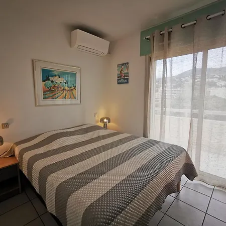 T2 Pour 4 Pers Avec Balcon Et Parking Le Lavandou